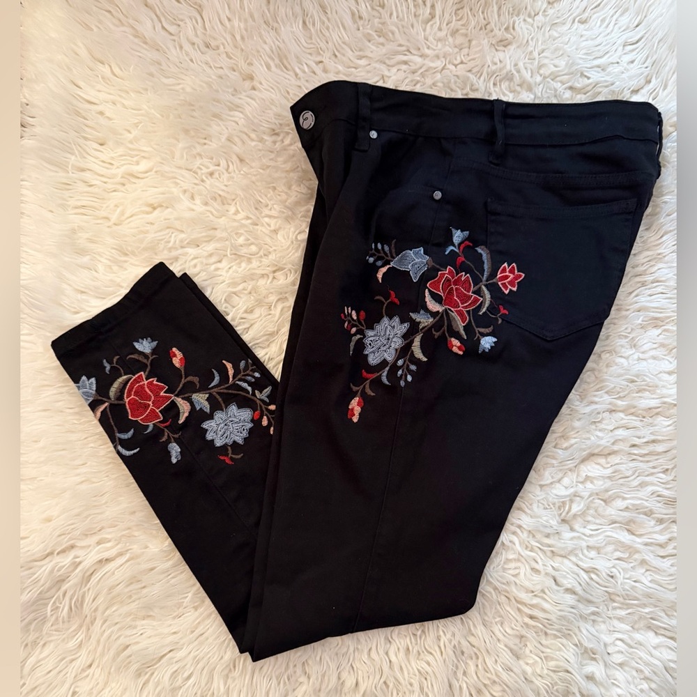 Earl Jeans, Black Embroidered Floral Jeans. Size 10.
